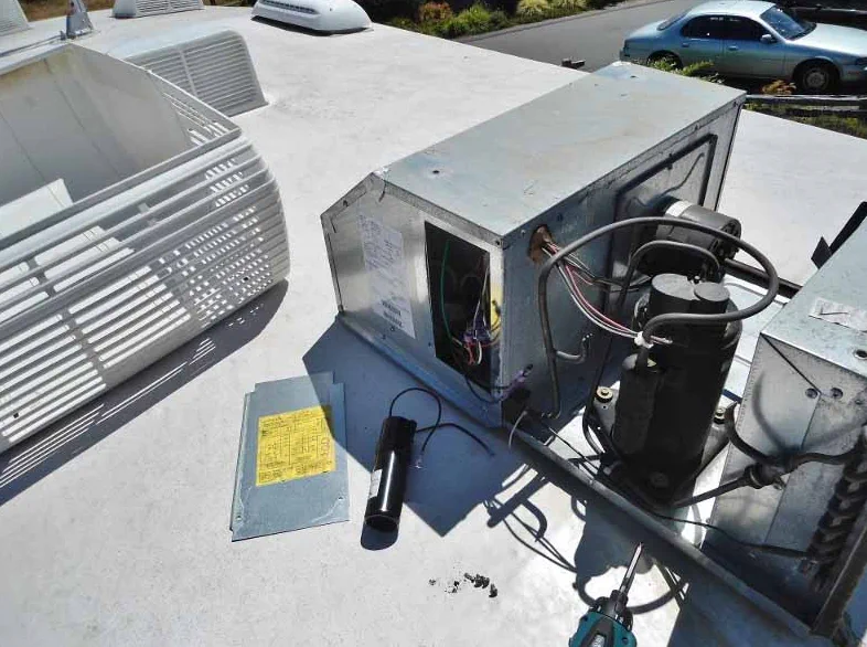 Rooftop AC service on a Class A motorhome in Tukwila