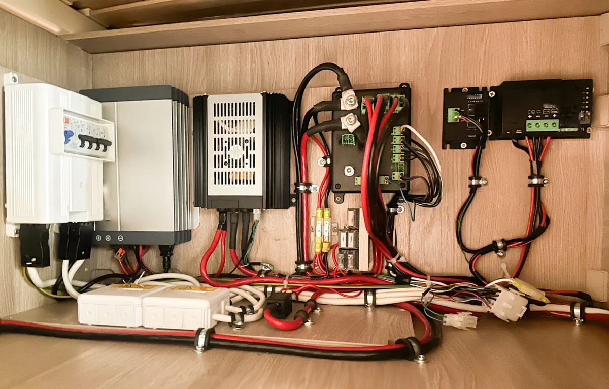 2/0 marine cable termination on busbar at RV battery bank
